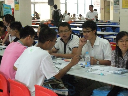 药学院新生报到现场